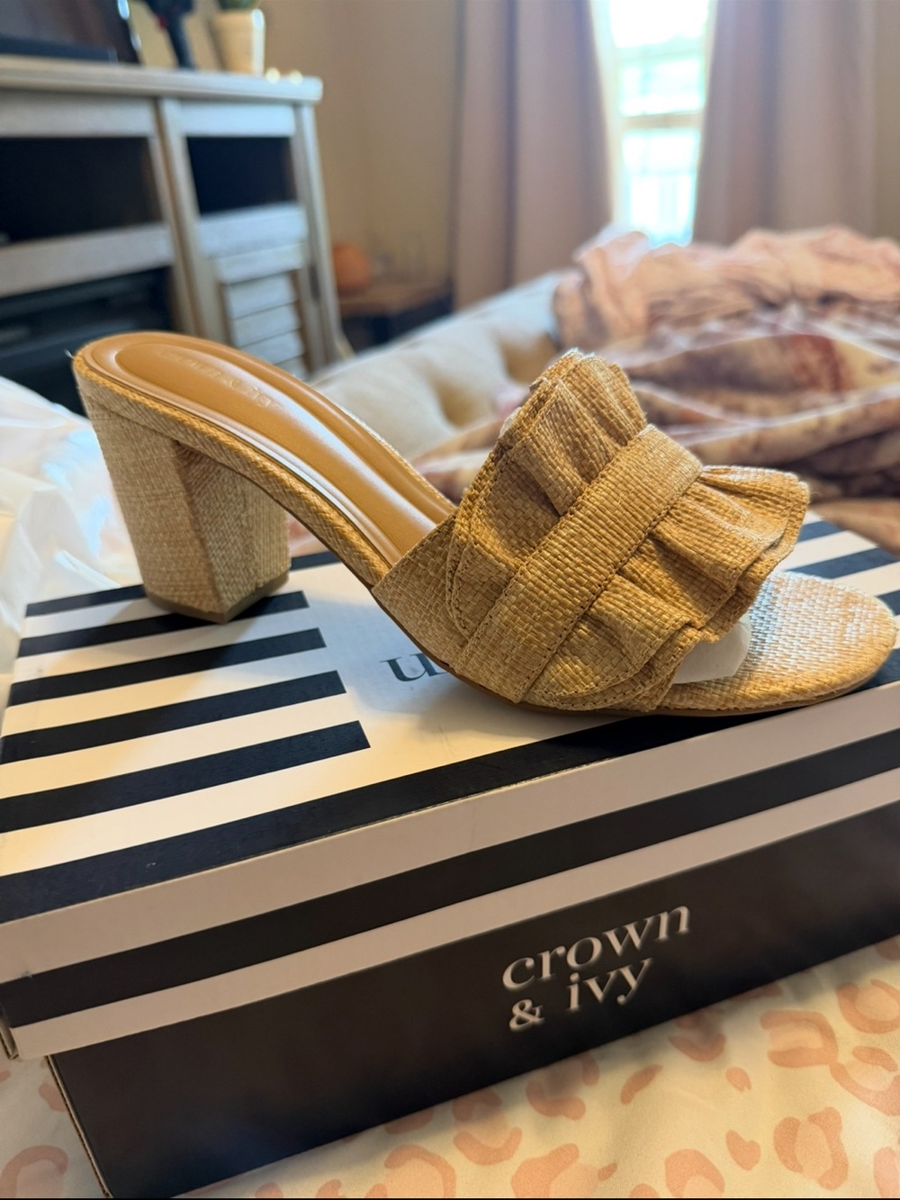 crown & ivy Tan Raffia Ruffle Block Heel Mule💛💛